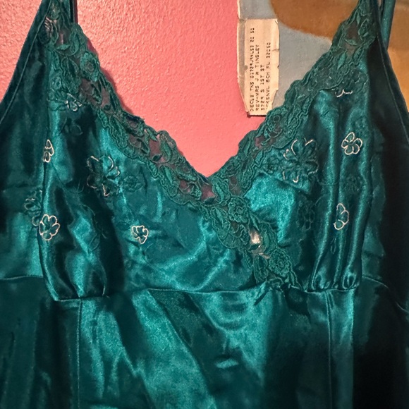 Satin dress with lace, floral embroidery, and a small bow. Adjustable straps - Picture 2 of 5